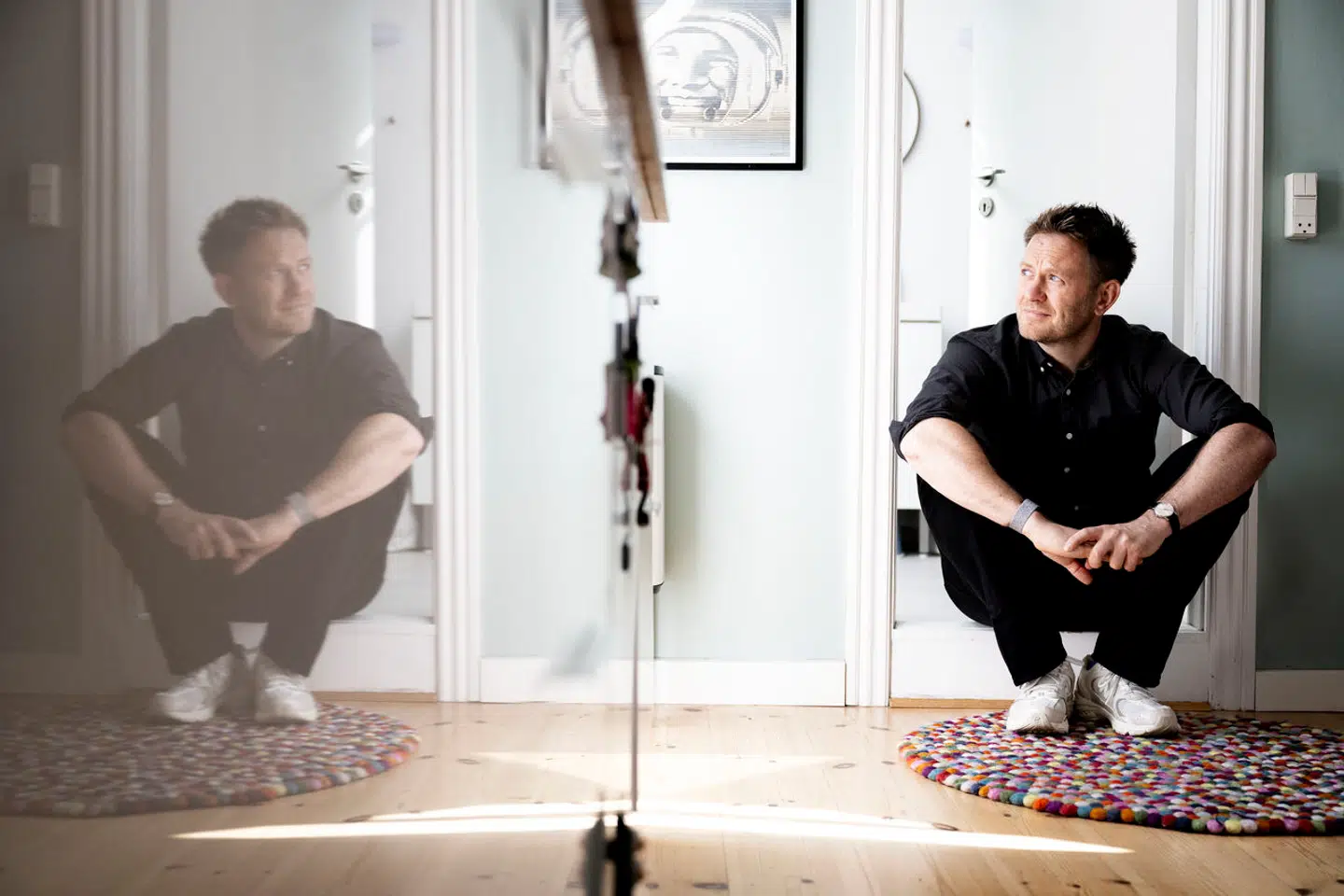 Mads Ellesøe fotograferet foran badeværelset, hvor han drattede om og blev ramt af en langvarig hjernerystelse.