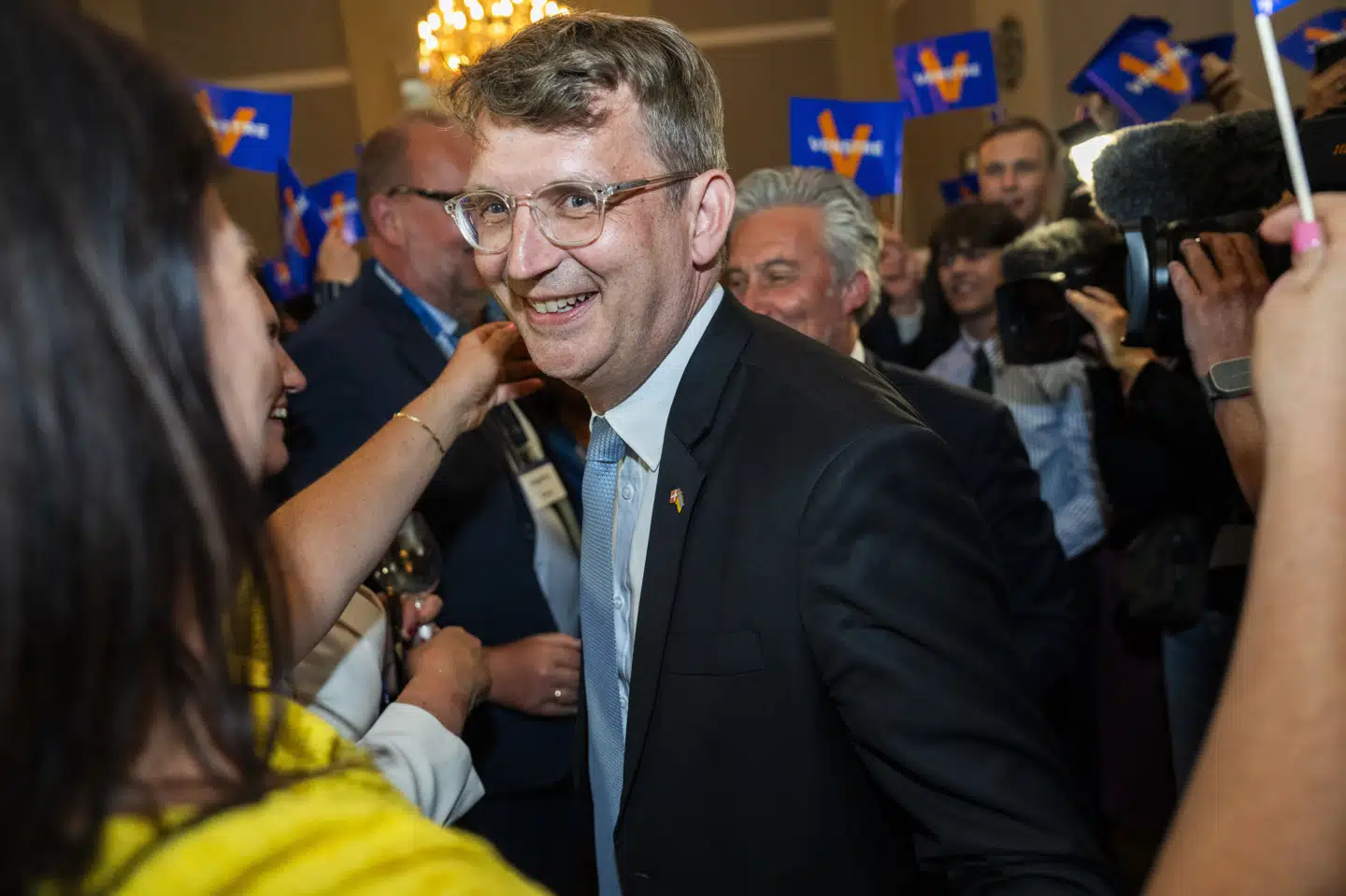 Forsvarsminister Troels Lund Poulsen (V) har haft travlt i disse dage. Søndag var han til valgfest (billedet, red.), og torsdag har haft lavet en forsvarsaftale med Tyskland.