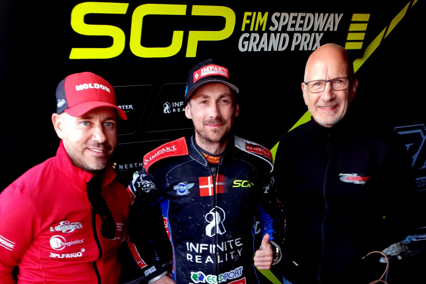 Nicki Pedersen (til venstre) kan ikke gøre brug af Leon Madsen (i midten), når der i næste måned køres par-VM i Manchester. (Arkivfoto).