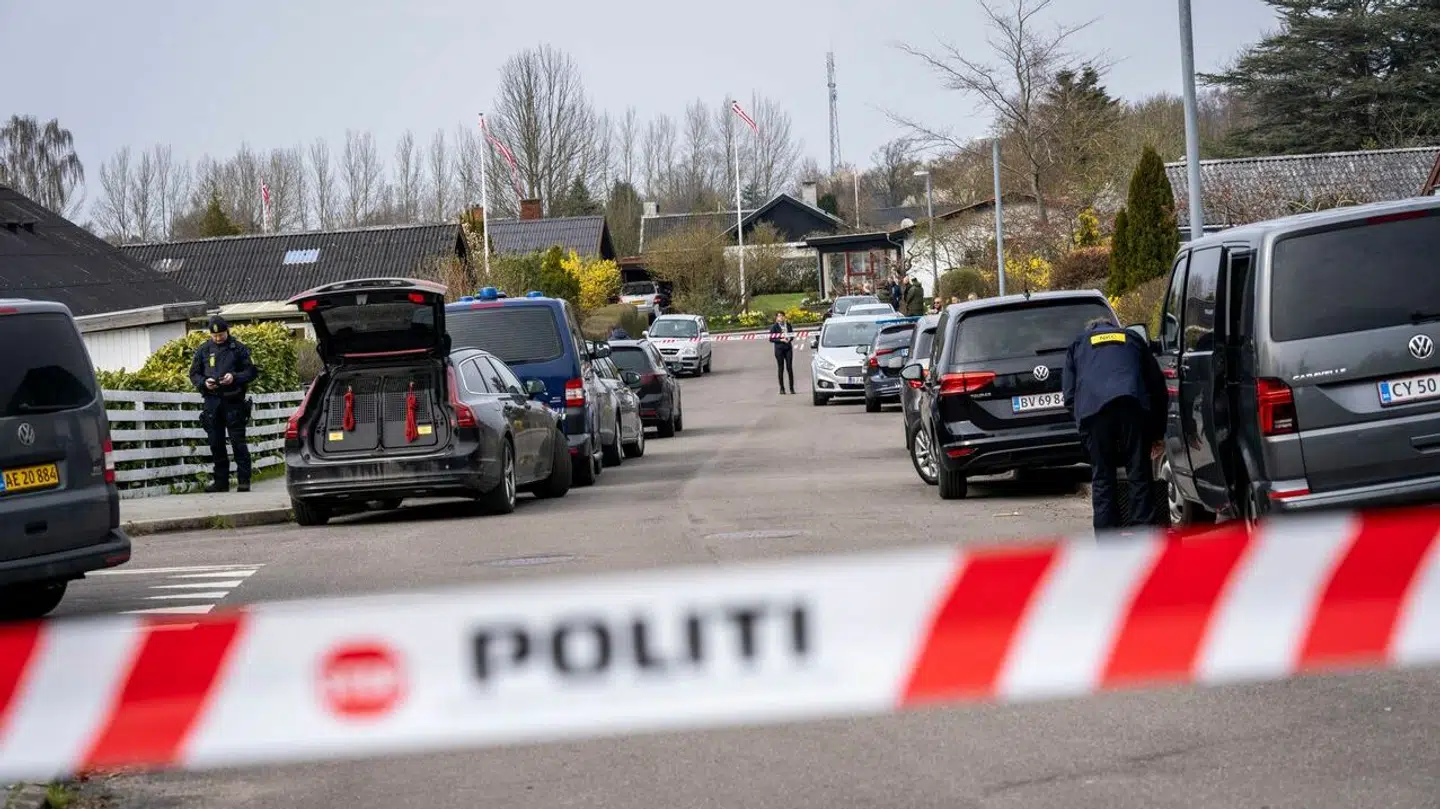 Politiet afspærrede store dele af den vej, som den tiltalte boede på, i kølvandet på anholdelsen.