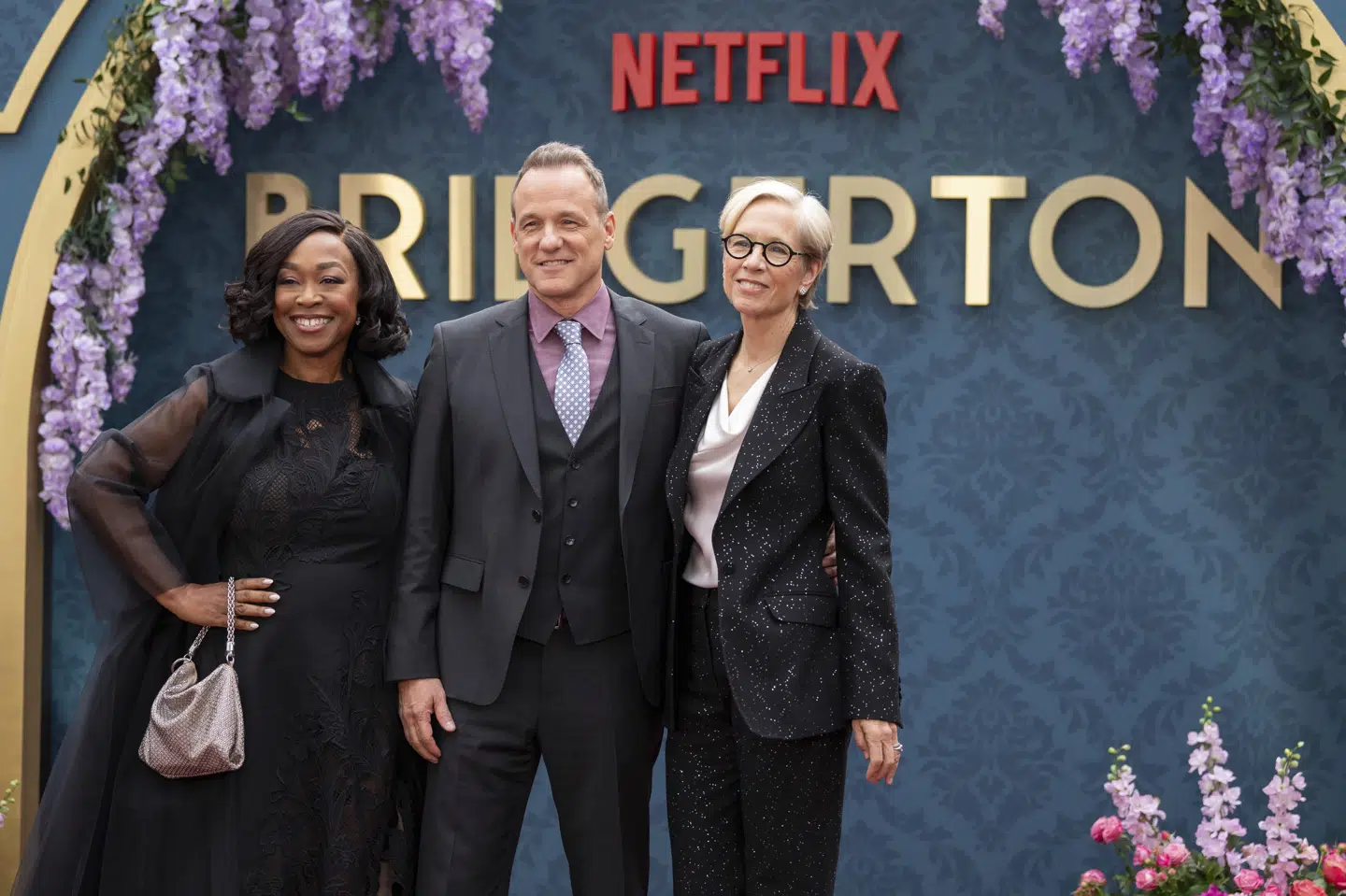 Til venstre Shonda Rhimes, som er direktør for produktionsselskabet Shondaland, der står bag Bridgerton. Ifølge hende spiller serien en rolle i alt fra, hvad folk navngiver deres spædbørn, til hvordan de afholder deres bryllupper. (Arkivfoto).