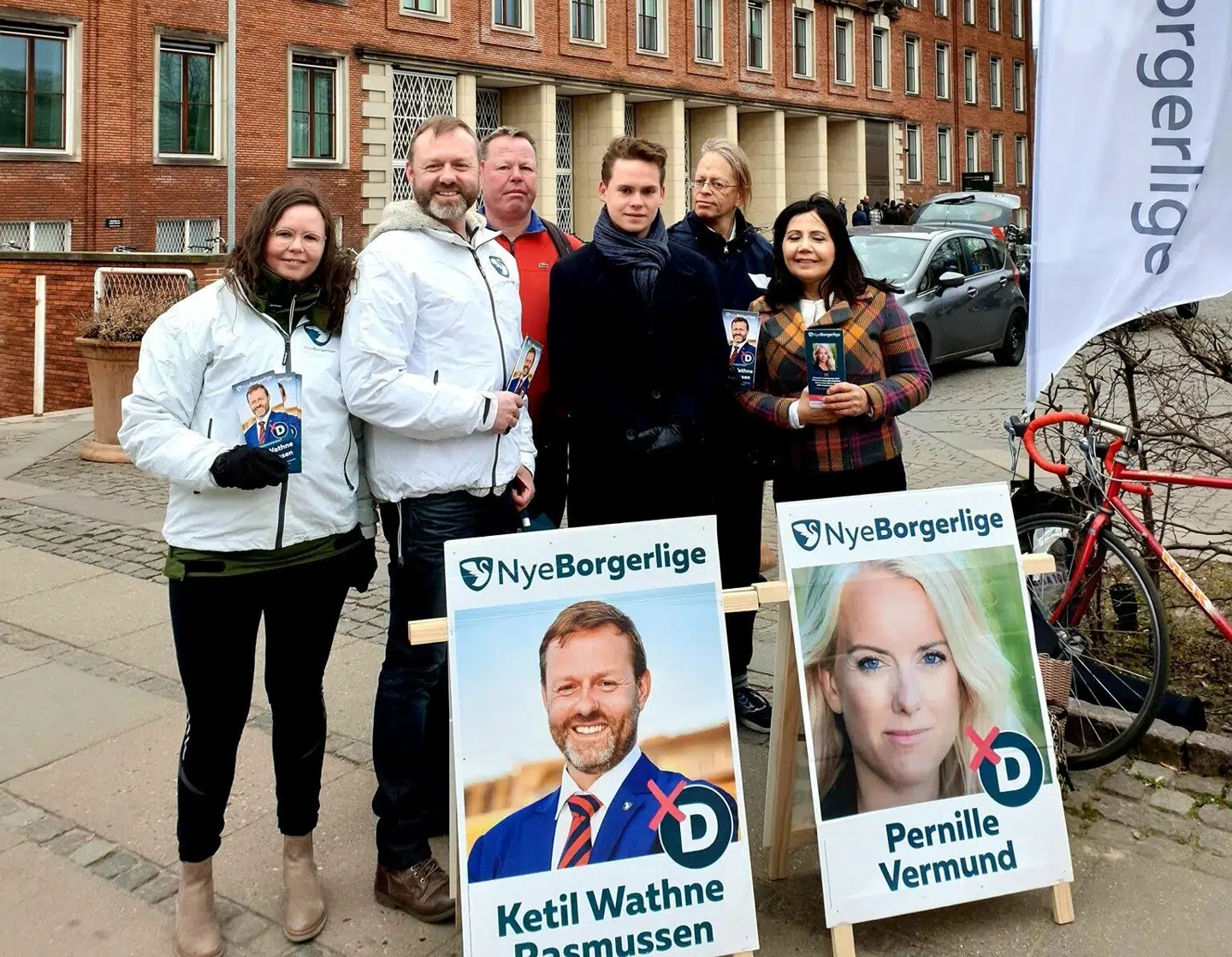 Her kan man se Juliett Cappello med Pernille Vermund-folderen. Billedet er lagt på Facebook i 2020.