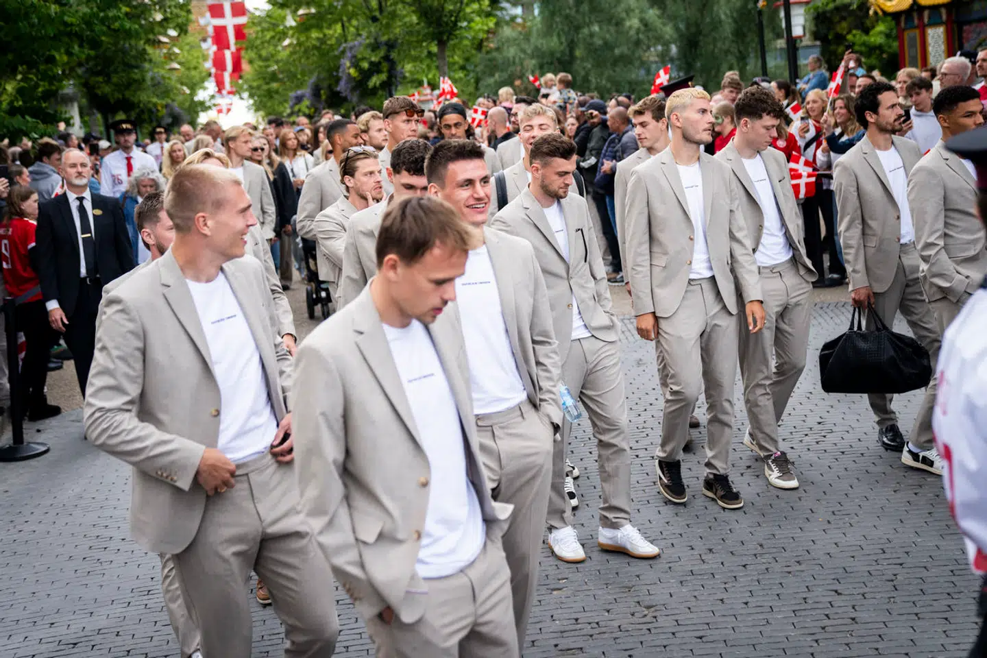 Landsholdet gjorde visit i Tivoli inden deres afrejse til EM iført omtalte jakkesæt. Foto: Ida Marie Odgaard, Scanpix