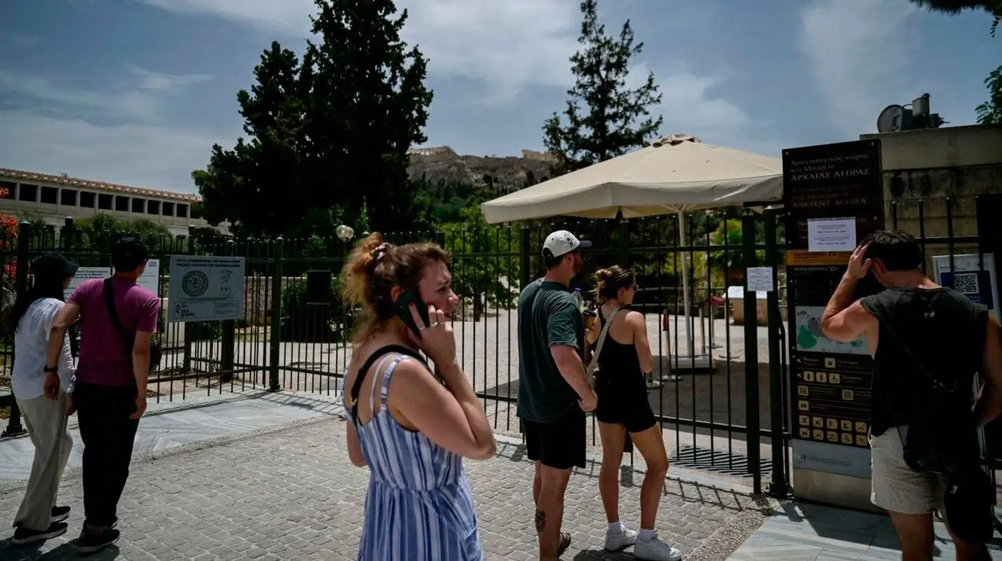 Turister foran det lukkede Akropolis.