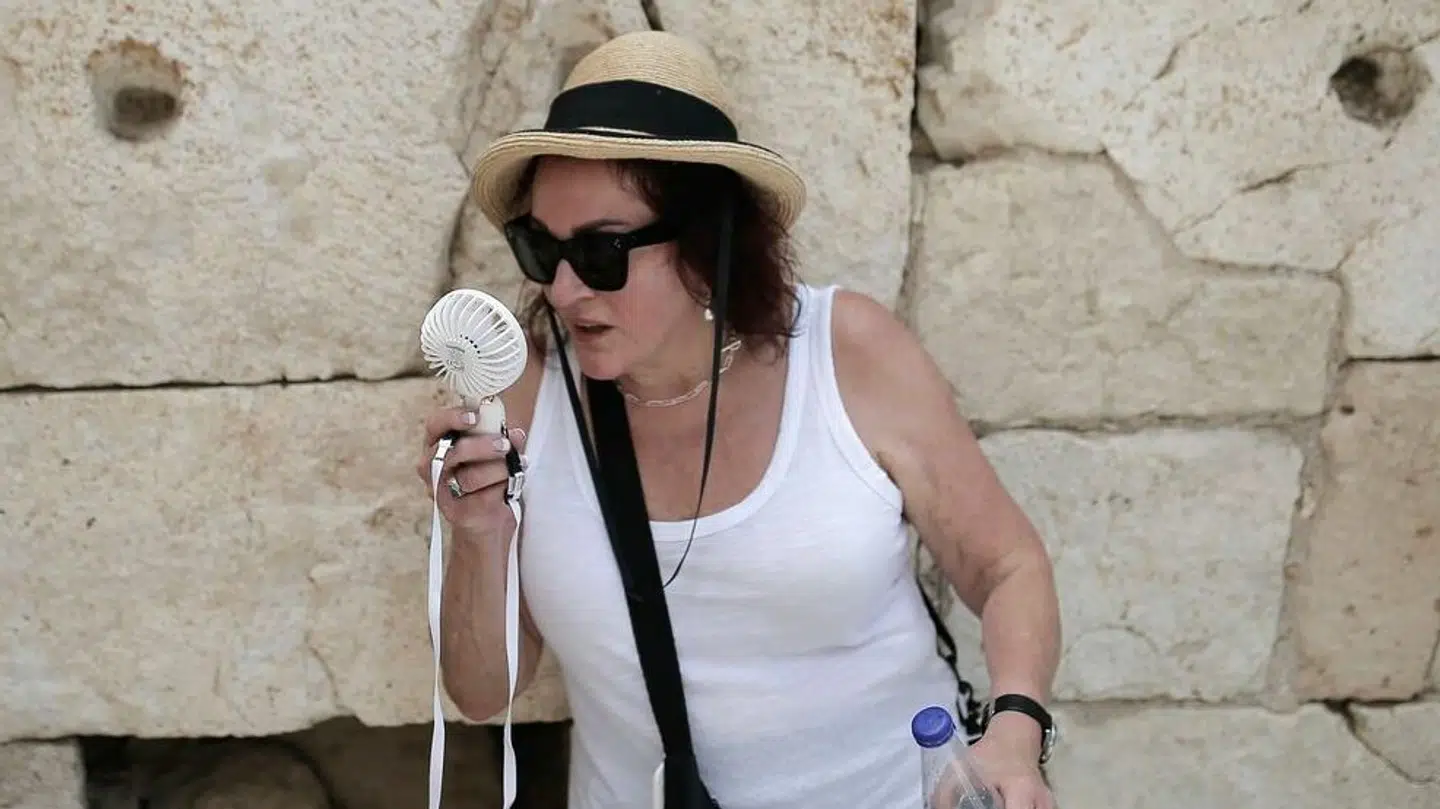 En kvindelig turist forsøger at nedkøle sig.