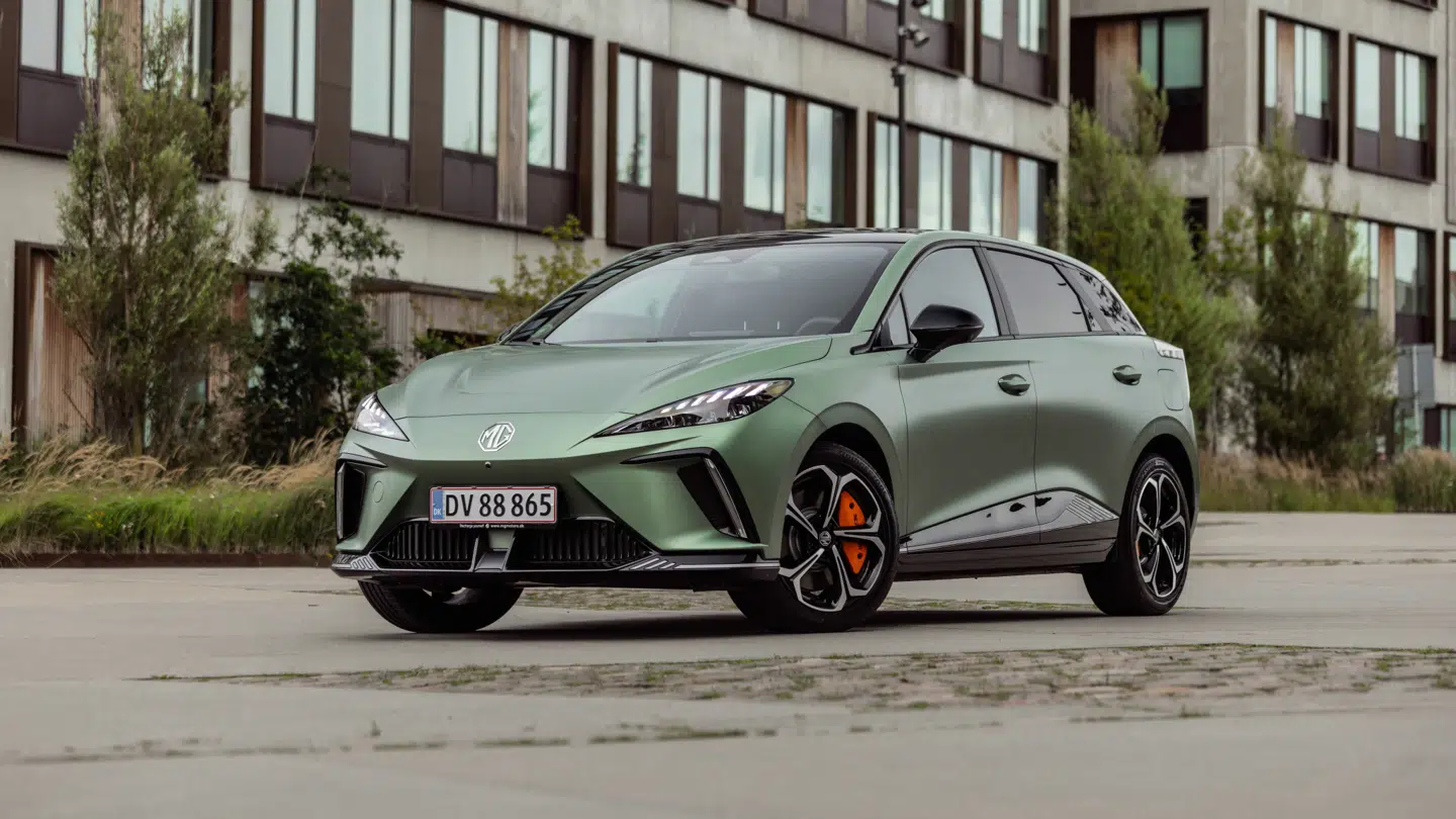 Alle regner med, at priserne vil få et hak opad. Nu sættes prisen på to forskellige udgaver af kinesisk elbil i stedet voldsomt ned.