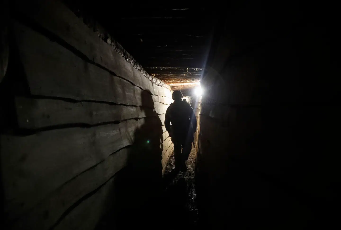 »Hvis du ikke drikker, kan du blive skør. Det er derfor, alle drikker,« fortæller en tidligere russisk officer, Jevgenij, til et russisk medie. Tre ud af fire soldater, der begår et mord i de besatte områder, var beruset, viser russiske retsakter. Arkivfoto: Zurab Kurtsikidze/EPA/Ritzau Scanpix