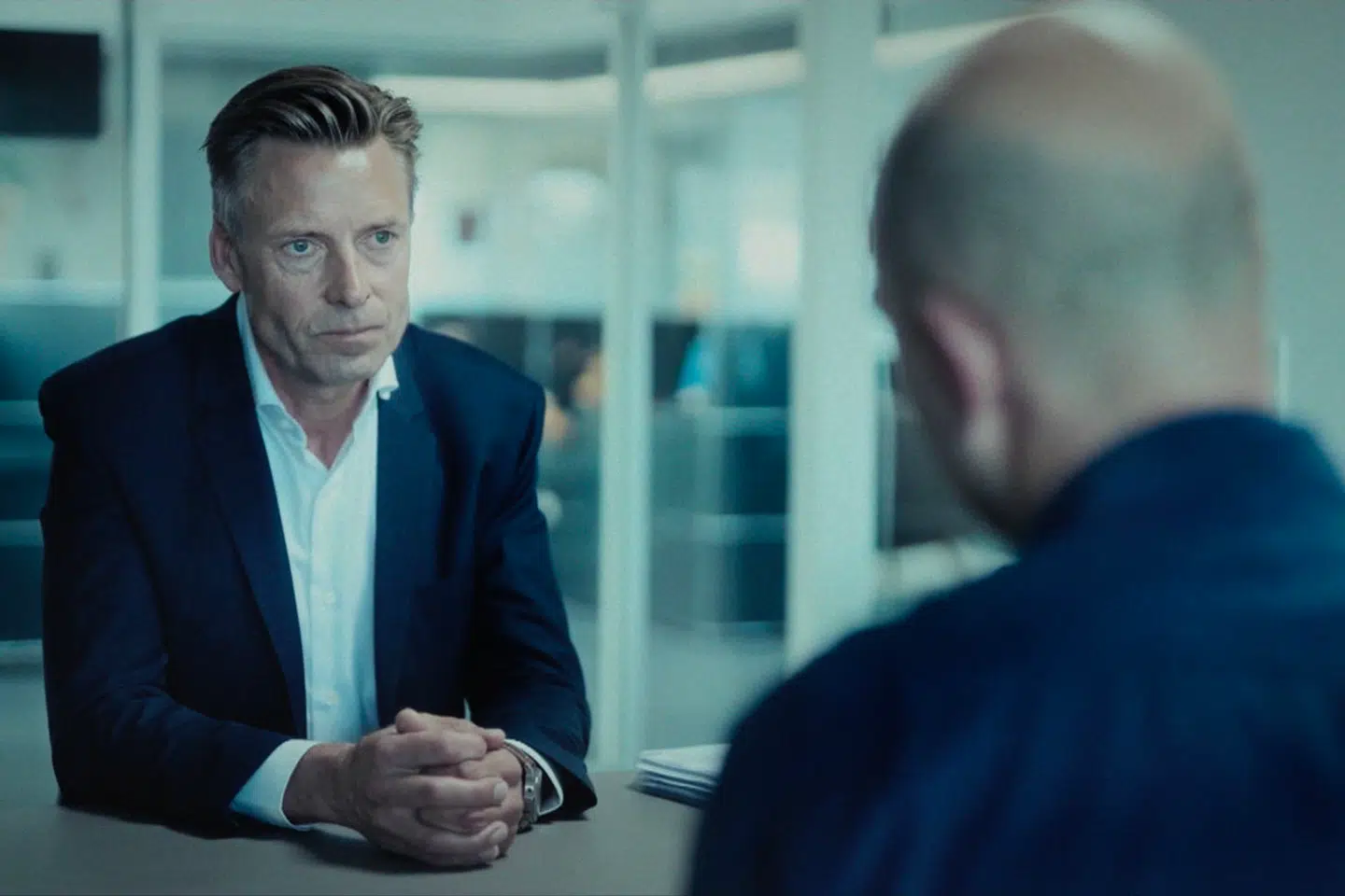 Nicolai Dyhr var indtil for nylig både advokat og partner hos advokatfirmaet Horten. Efter sine udtalelser i TV 2-dokumentaren »Den sorte svane« er han nu hverken-eller.