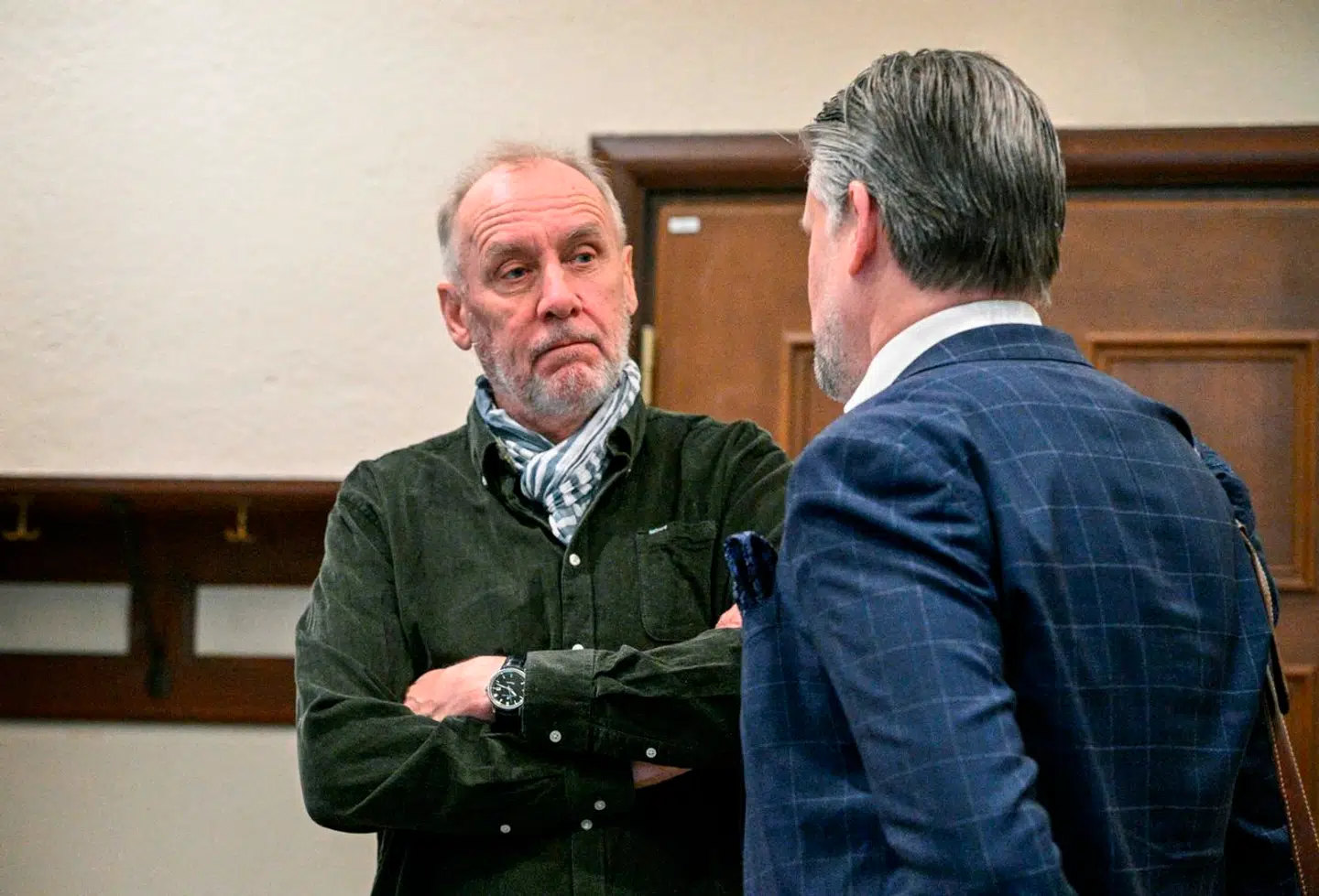 Håkan Nesser, der har skrevet en række populære krimibøger, har været ved retten i tre omgange. Her ses han med sin forsvarsadvokat ved byretten i Stockholm.