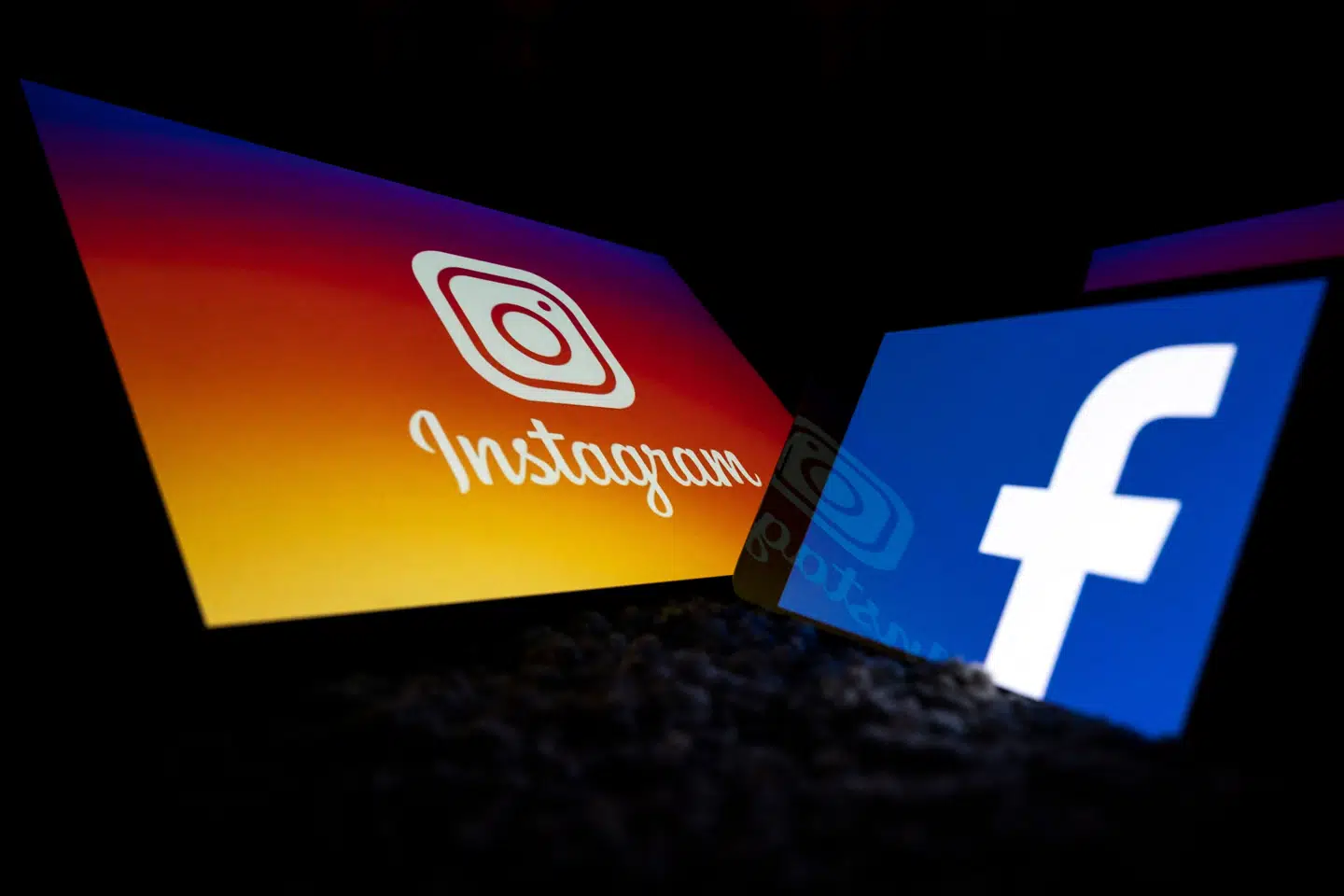 Meta, der står bag Facebook og Instagram, udskyder planer om at benytte tekst og billeder, som dets brugere har lagt op, til at træne kunstig intelligens. (Arkivfoto).