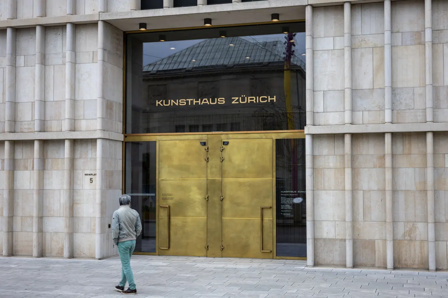 En mand går forbi indgangen til Kunsthaus Zurich 14. marts 2023. Museet er et af de mest prestigiøse i Schweiz.