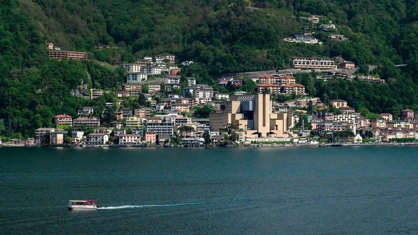 Milliardæren Ib Nymark Hegelund bor ud til Lugano-søen i Schweiz.