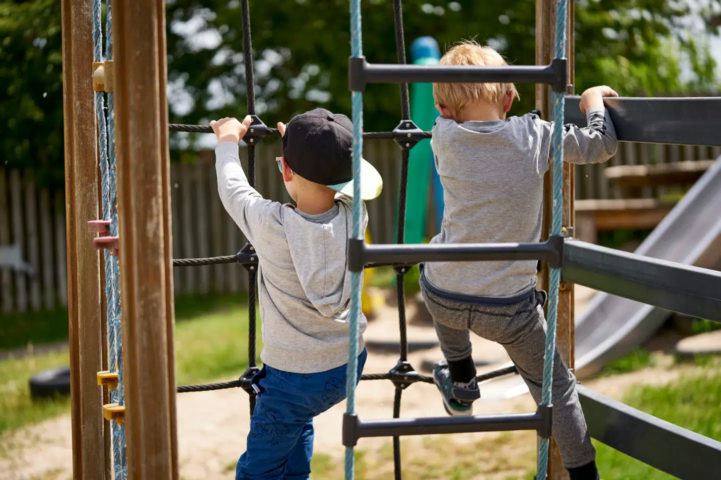 Børn med autisme og adhd skiller sig ud fra deres jævnaldrende allerede i deres første leveår, når man kigger på deres tarmbakterier. Det er bemærkelsesværdige fund, mener en af forskerne bag.