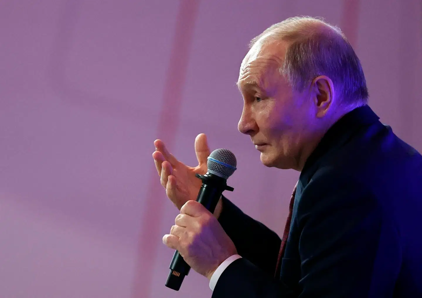 Hvis Ukraine gav efter for Putins krav, ville der måske komme våbenhvile. Men hvad ville der så ske bagefter?