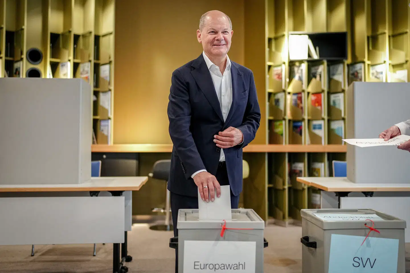 Forbundskansler Olaf Scholz parti, SPD, fik blot 13,9 procent af stemmerne ved EU-parlamentsvalget. Her ses han stemme på valgdagen 9. juni.