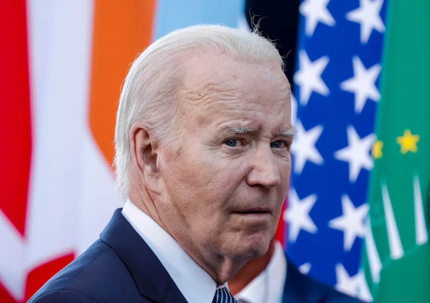 De amerikanske vælgere tænker »gammel«, når de tænker på Joe Biden. Det viser en ny undersøgelse. Samtidig florerer videoer på de sociale medier, der kaster et dårligt lys over præsidenten.