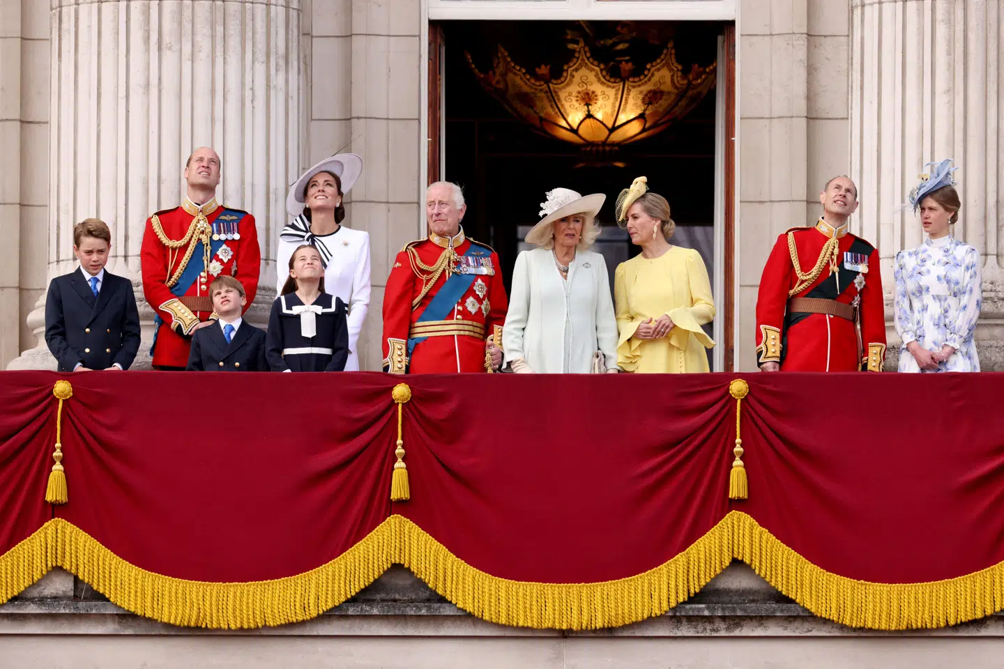 Fremtrædende medlemmer af det britiske kongehus trådte lørdag ud på balkonen i forbindelse med begivenheden Trooping the Colour.