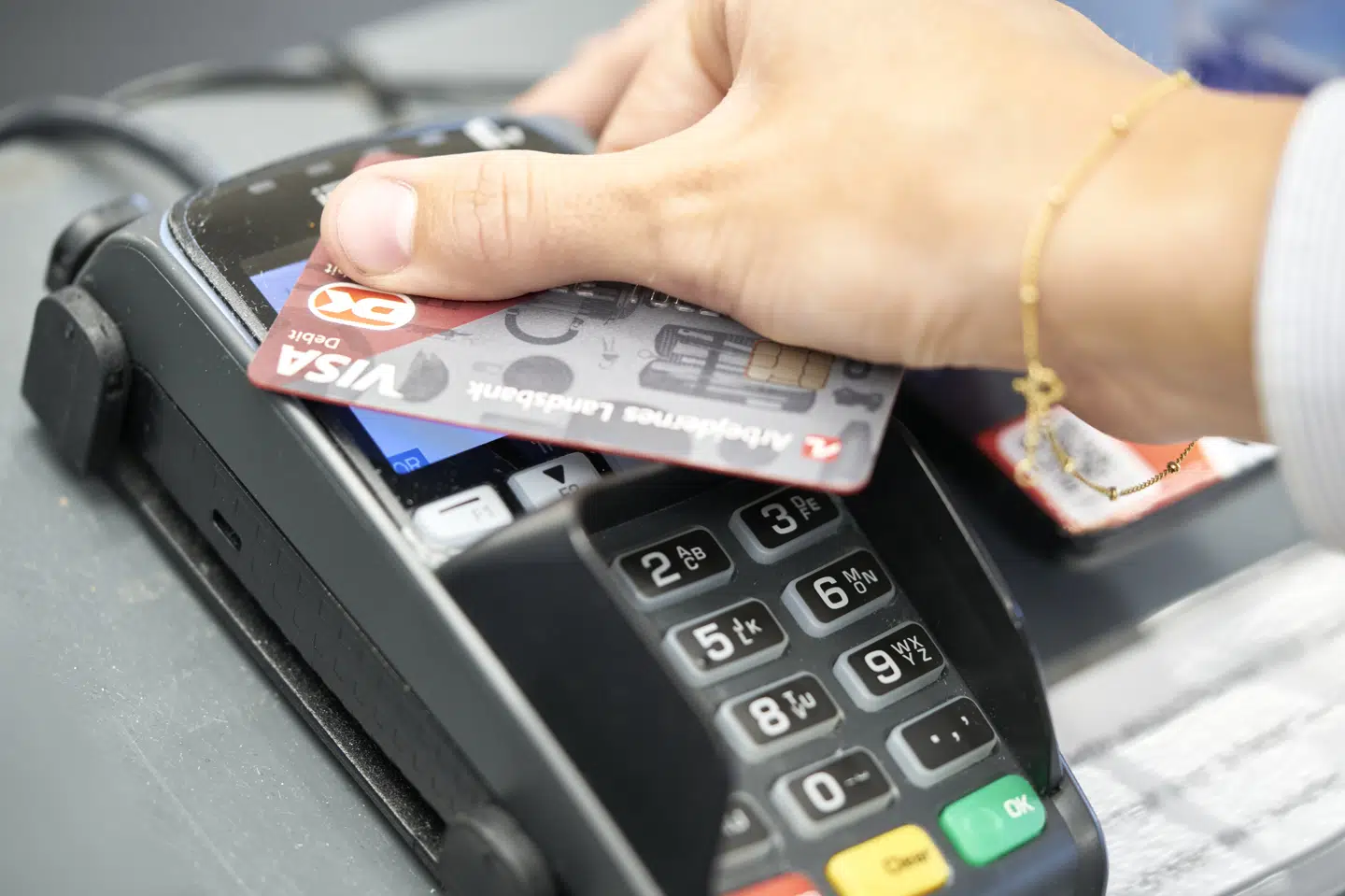 Med et cyberangreb målrettet betalingsløsninger kan kriminelle forsøge at sætte dagligvarehandlen ud af spil i en periode. Et sådant angreb vil ramme Danmark mindre hårdt, hvis befolkningen har et lille lager af mad derhjemme, siger forsker. (Arkivfoto).