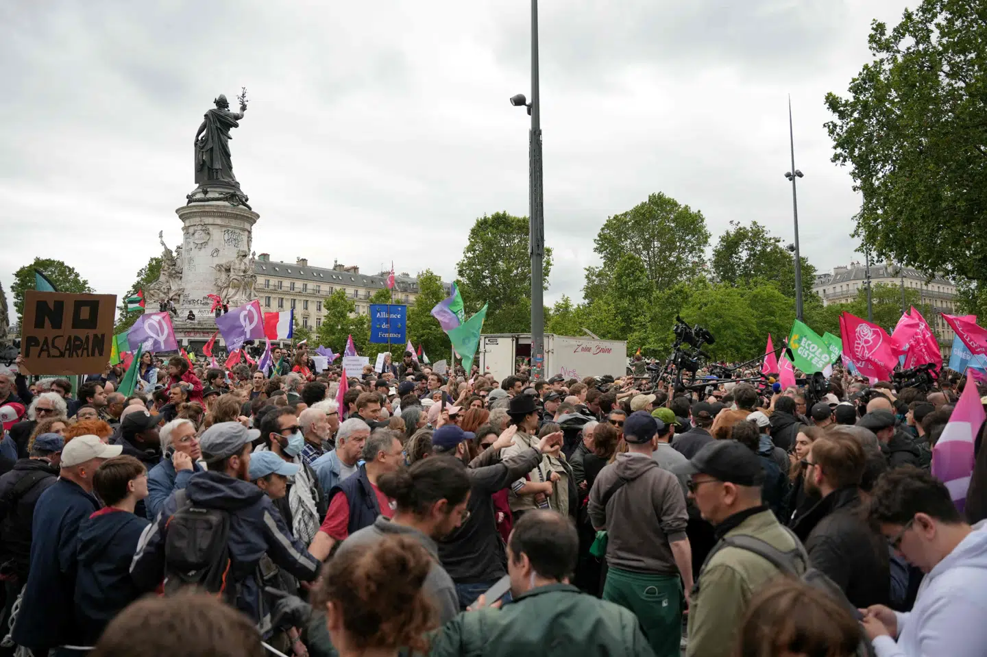 Demonstranterne ses her på Place de la République i Paris lørdag eftermiddag.