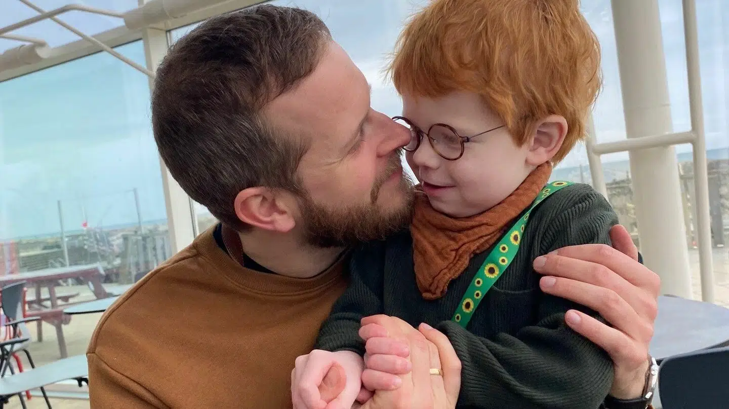 Oskar Rubin er en af dem, der er rasende over regeringens forslag. Hans femårige søn, Viggo, der er svært handicappet, skal en dag på et botilbud – og her ønsker hans far bestemt ikke, at en tidligere kriminel kan blive ansat.