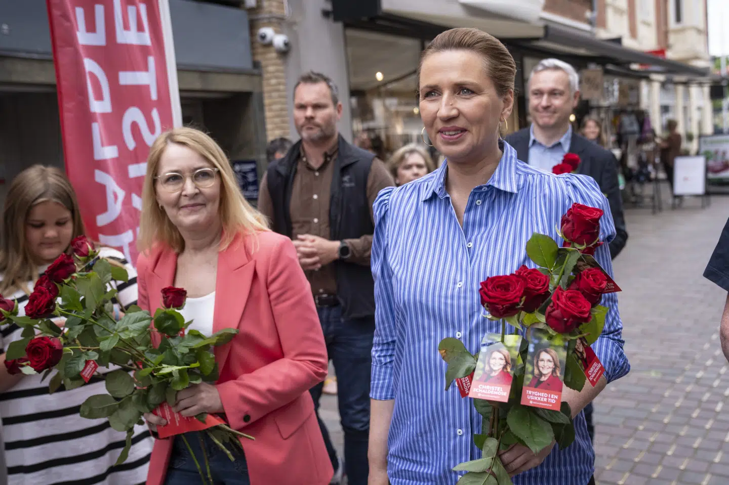 Statsminister Mette Frederiksen og EU-parlamentsmedlem Christel Schaldemose deler roser ud i Viborg. Statsministeren blev overfaldet i København. (Arkivfoto).