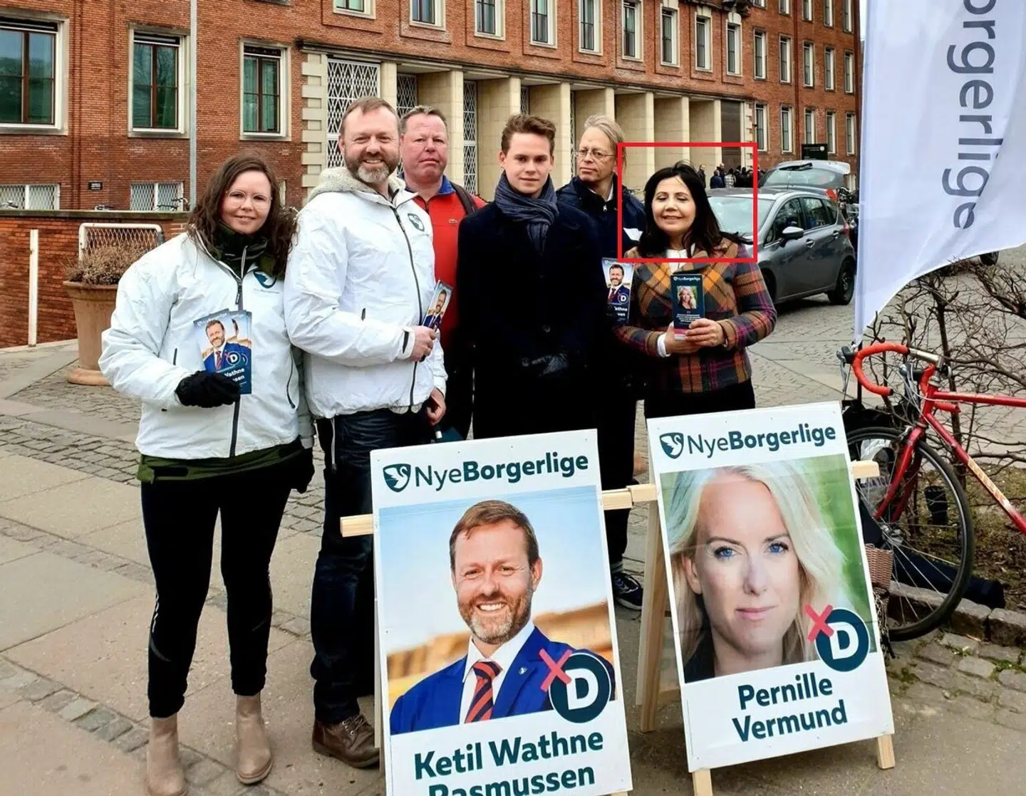 Juliett Kapello (yderst til højre) har blandt andet været kampagnemedarbejder for Nye Borgerlige. Billedet er lagt på Facebook i 2020. Pernille Vermund afviser dog at kende hende.