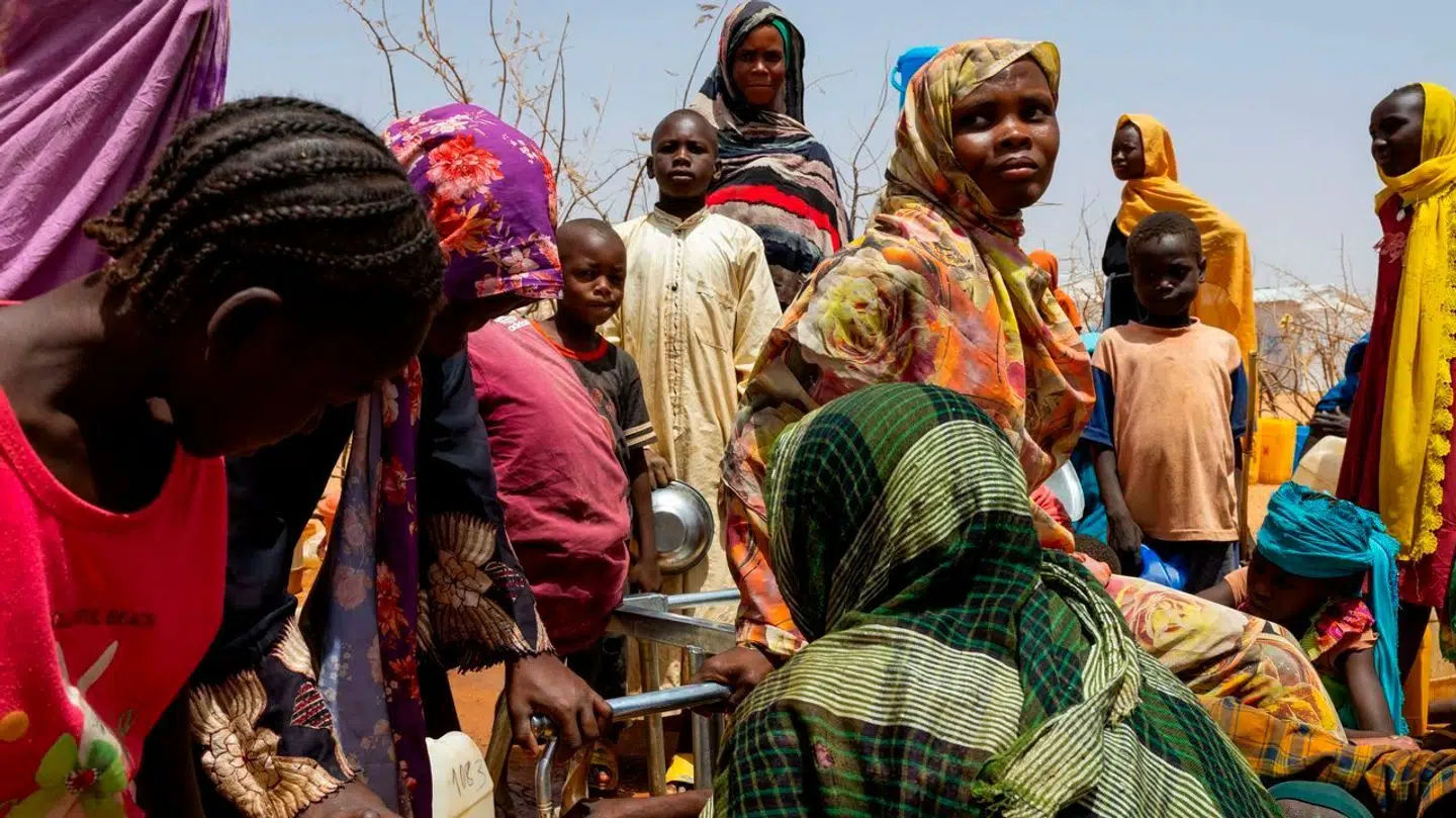 Sudanesere på flugt i en flygtningelejr i Farchana.