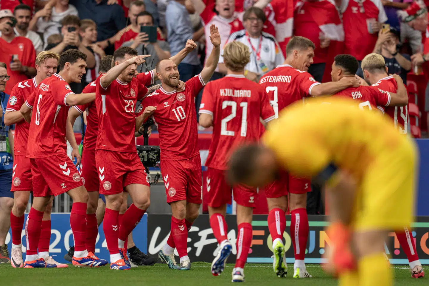 »Slutrunder er noget helt specielt i fodbold, og alligevel formår mange af os at finde de små, negative ting, som vi kan skrive om på X eller tale om over middagsbordet,« skriver Alexander Blavnsfeldt.