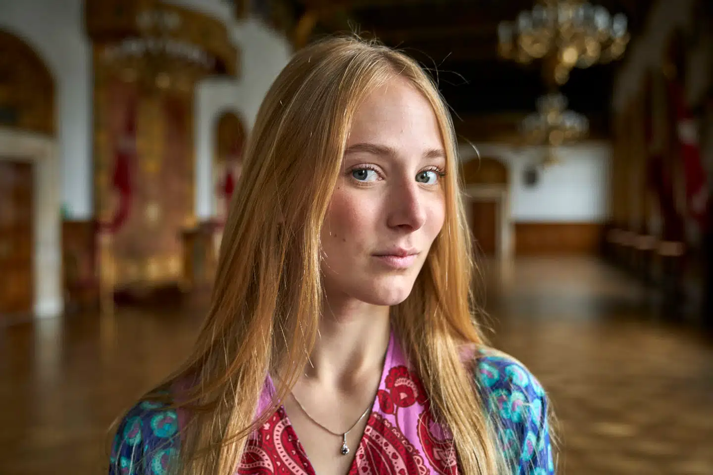 »Min generation er vokset op som forsøgskaniner på de sociale medier, og jeg er i høj grad blevet formet digitalt. Jeg blev født i 1999, og da Facebook i 2008 kom til Danmark, var jeg ikke længe om at få en profil,« skriver Cille Hald Egholm.