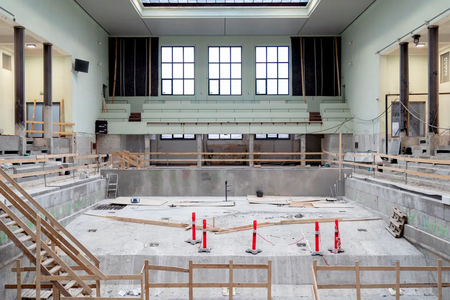 Det var oprindeligt planen, at Frederiksberg Svømmehal skulle stå klar efter renovering i maj 2021.