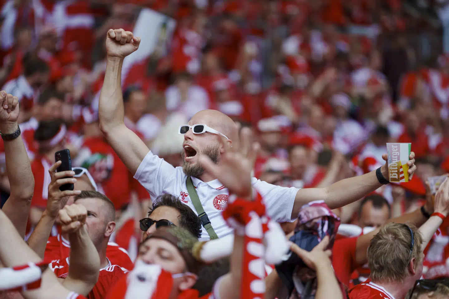 Til trods for at Danmarks første EM-kamp endte uafgjort, fortsætter den danske befolkning med at oddse på en dansk EM-titel. På billedet ses danske fans før kampen mellem Danmark og Slovenien på Stuttgart Arena i Tyskland søndag. (Arkivfoto).