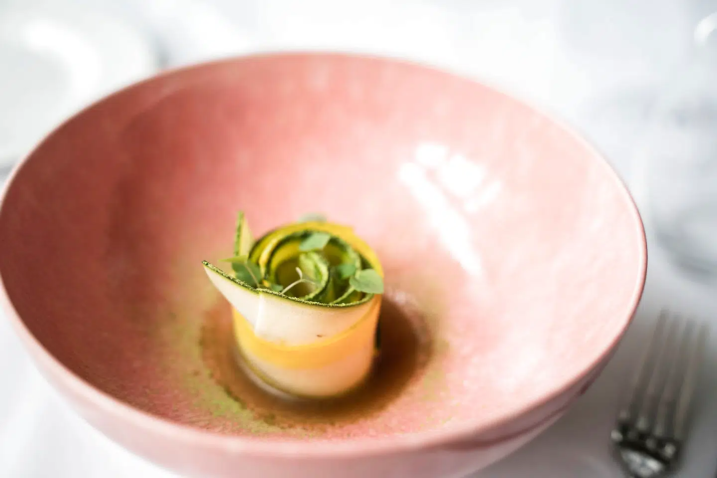 Skønt anmelder Svend Rasmussen og hans medspiser havde bestilt niretters menuen begge to, kom der kun én enkelt lille roset ind på bordet. Den var ikke lige til at dele, og da de spurgte tjeneren, var beskeden, at »sådan var det bare«. De bittesmå portioner fortsatte hele aftenen.