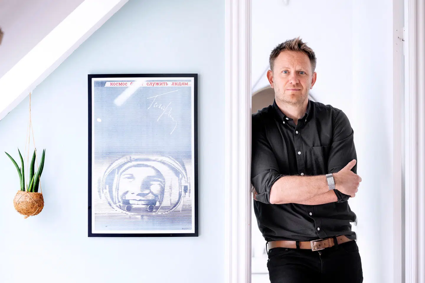 Mads Ellesøe foran badeværelset, hvor han for toethalvt år siden faldt og fik en alvorlig hjernerystelse.