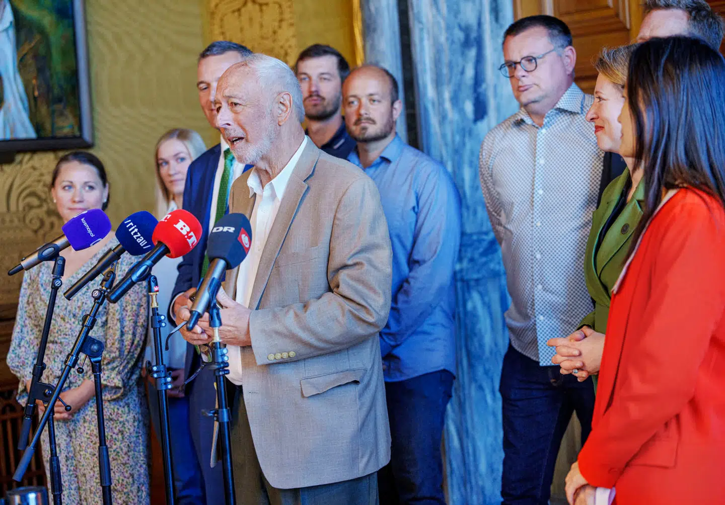 »Regionen har det generelt set svært med borgere og politikere, som stiller kritiske spørgsmål,« skriver Finn Rudaizky, der her ses ved mikrofonen.