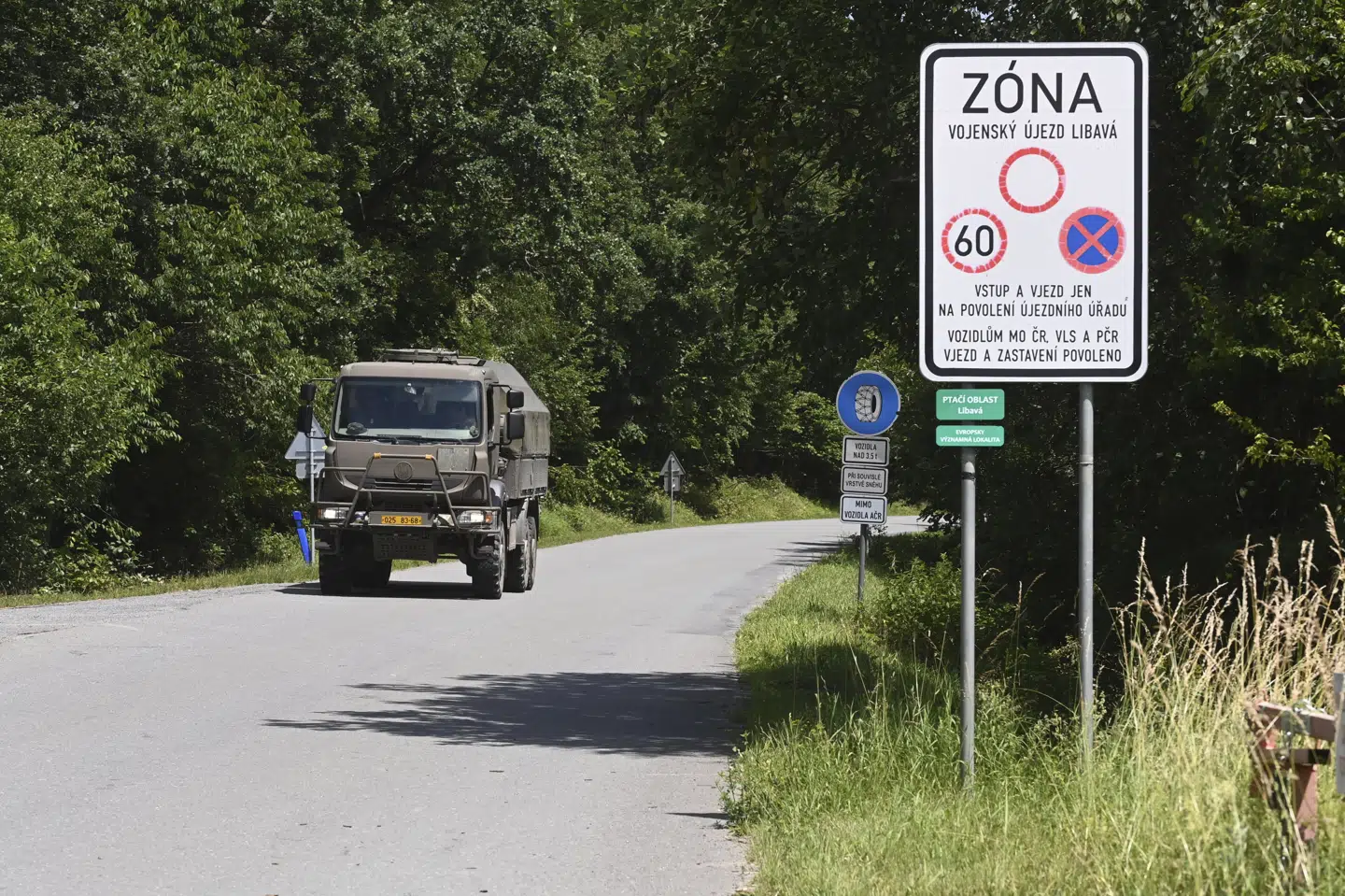 Vejen her fører ind til militærbasen i Libava uden for byen Olomouc i Tjekkiet, hvor ni soldater mandag er kommet til skade.