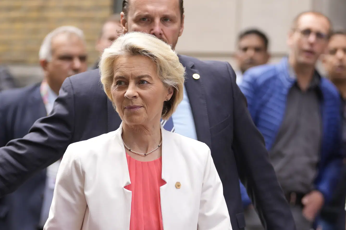 EU-Kommissionens formand, Ursula von der Leyen, får kun lov til at deltage i en del af EU-topmødet mandag i Bruxelles, fordi hun er i spil til at fortsætte på posten som EU-Kommissionens formand. På vej ind til mødet støtter statsminister Mette Frederiksen (S) og flere andre EU-ledere op om en ny periode til von der Leyen.