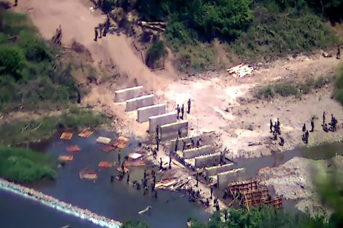 Sydkoreas forsvarsministerium har delt dette billede ud til pressen. Ifølge ministeriet viser det nordkoreanske soldater, der arbejder tæt ved den hårdt befæstede grænse mellem de to lande.