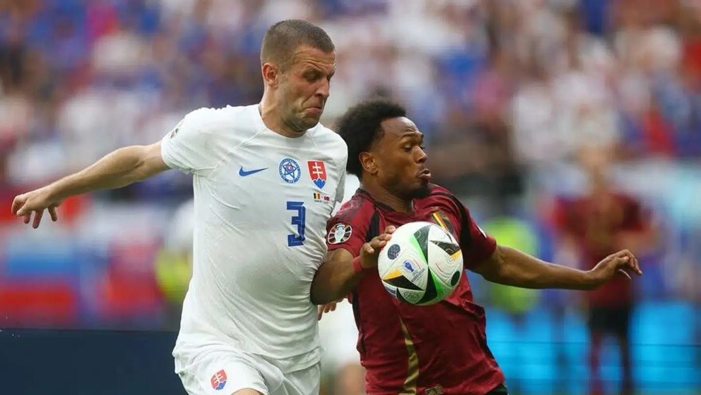 Denis Vavro (tv) i duel med Loïs Openda, hvor Openda tilsyneladende har hånd på bolden.