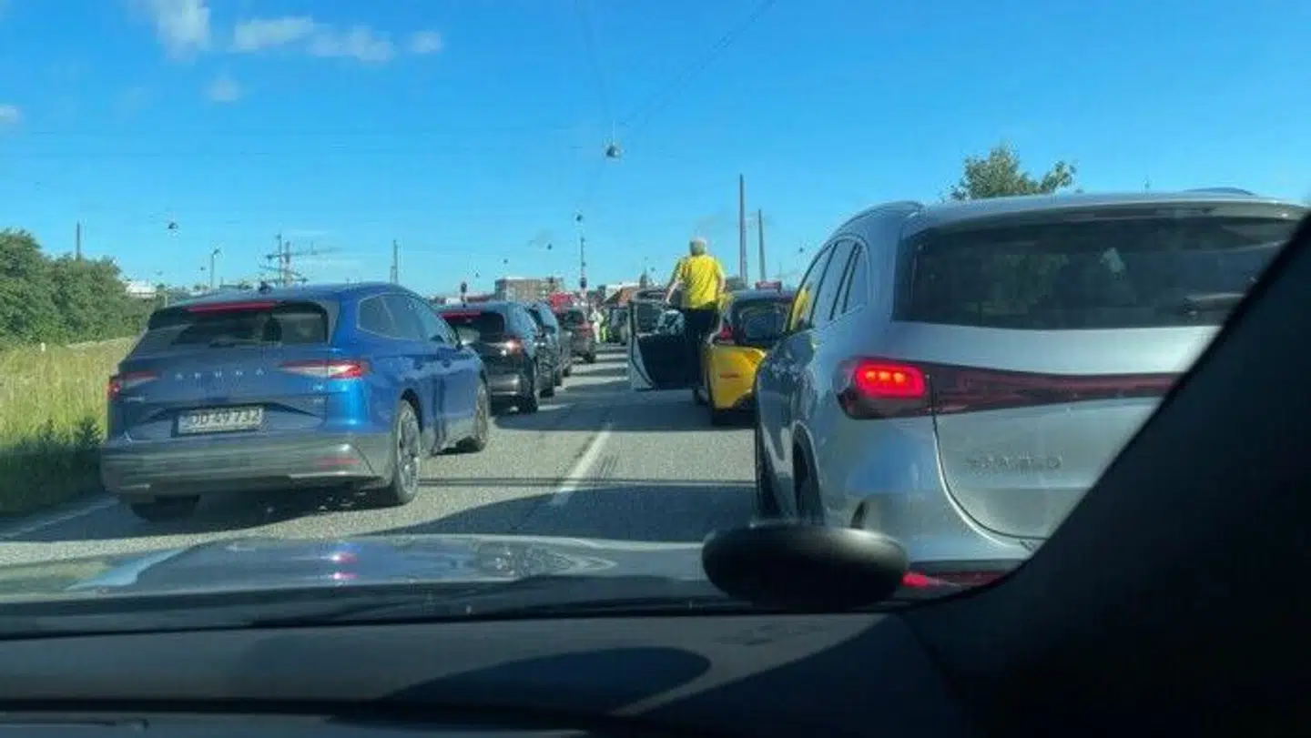 Berlingskes kulturredaktør Birgitte Borup er en ad dem, der holder i kø på grund af klimademonstranternes aktion.