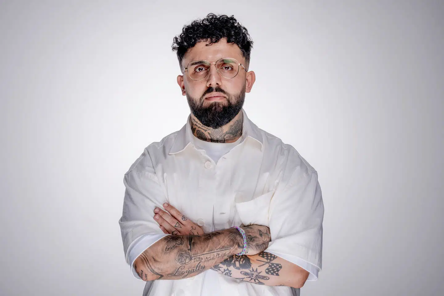 »Der er kæmpe forskel på at benægte et håndtryk på grund af sygdom, som vi i fællesskab gjorde under coronaperioden, og at nægte et håndtryk, fordi man er en kvinde, eller blot fordi man er en vantro,« skriver Yaqoub Ali.