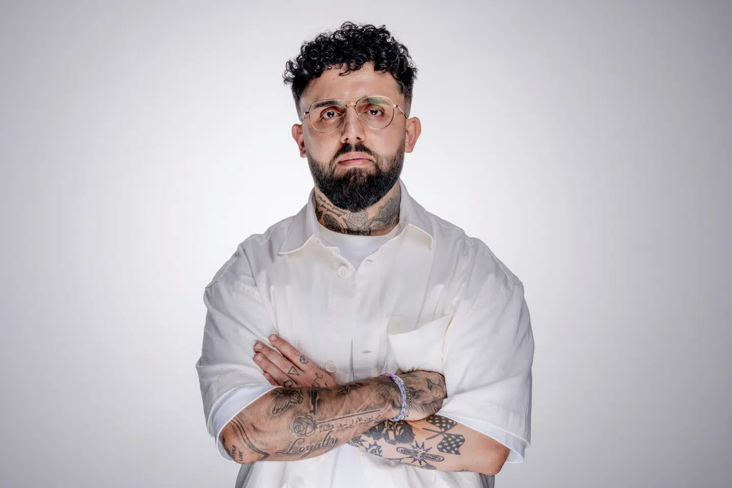 »Der er kæmpe forskel på at benægte et håndtryk på grund af sygdom, som vi i fællesskab gjorde under coronaperioden, og at nægte et håndtryk, fordi man er en kvinde, eller blot fordi man er en vantro,« skriver Yaqoub Ali.