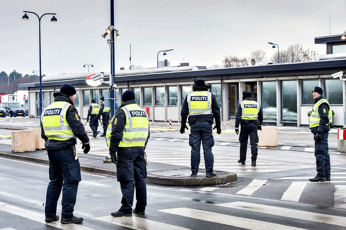 Omkring årsskiftet mellem 2015 og 2016 blev der indkøbt for knap 22 millioner kroner materiale til et grænsehegn. Det var midt under flygtningekrisen. Alternativet blev en grænsekontrol, der fortsat pågår.