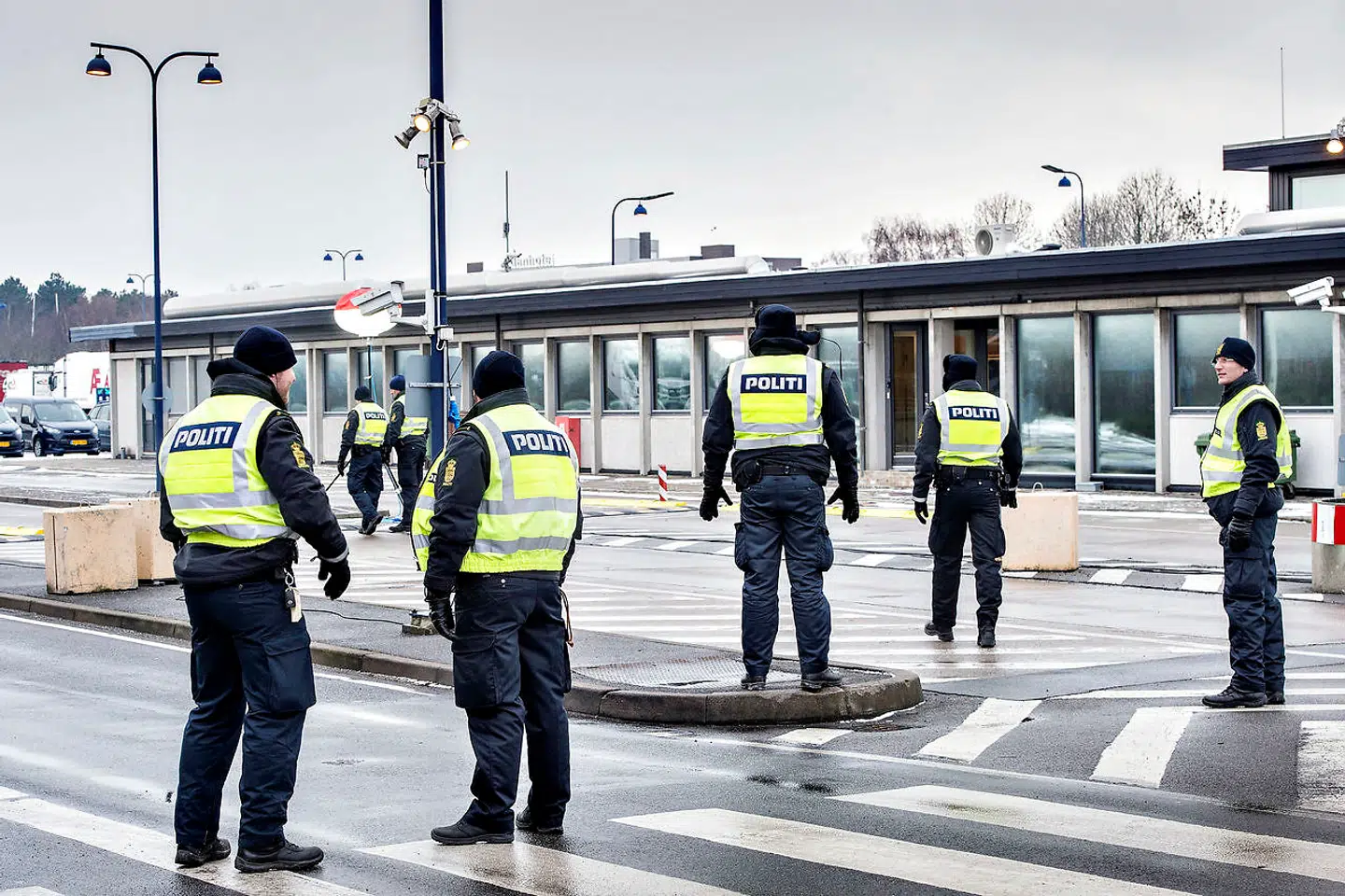 Omkring årsskiftet mellem 2015 og 2016 blev der indkøbt for knap 22 millioner kroner materiale til et grænsehegn. Det var midt under flygtningekrisen. Alternativet blev en grænsekontrol, der fortsat pågår.