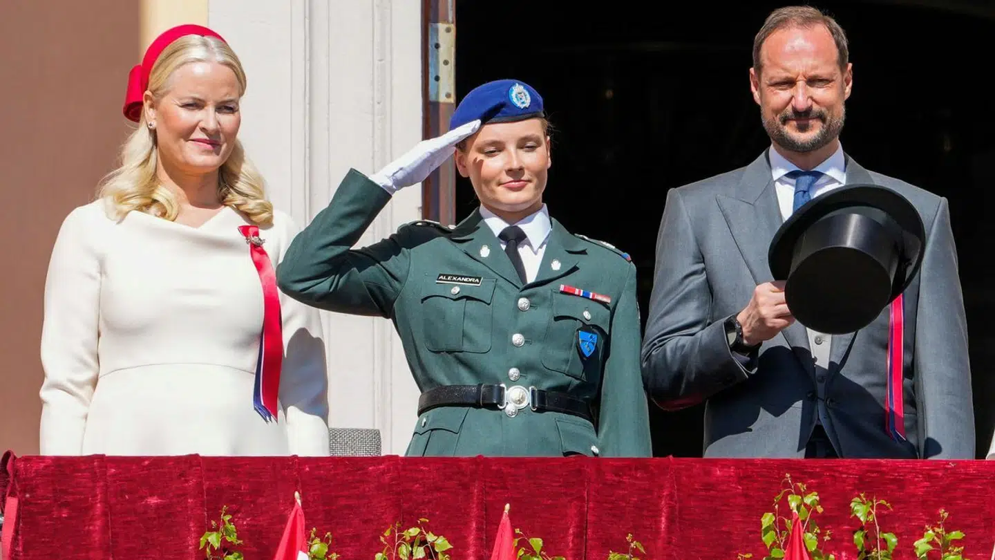 Ingrid Alexandra med sine forældre prinsesse Mette-Marit og kronprins Haakon den 17. maj.