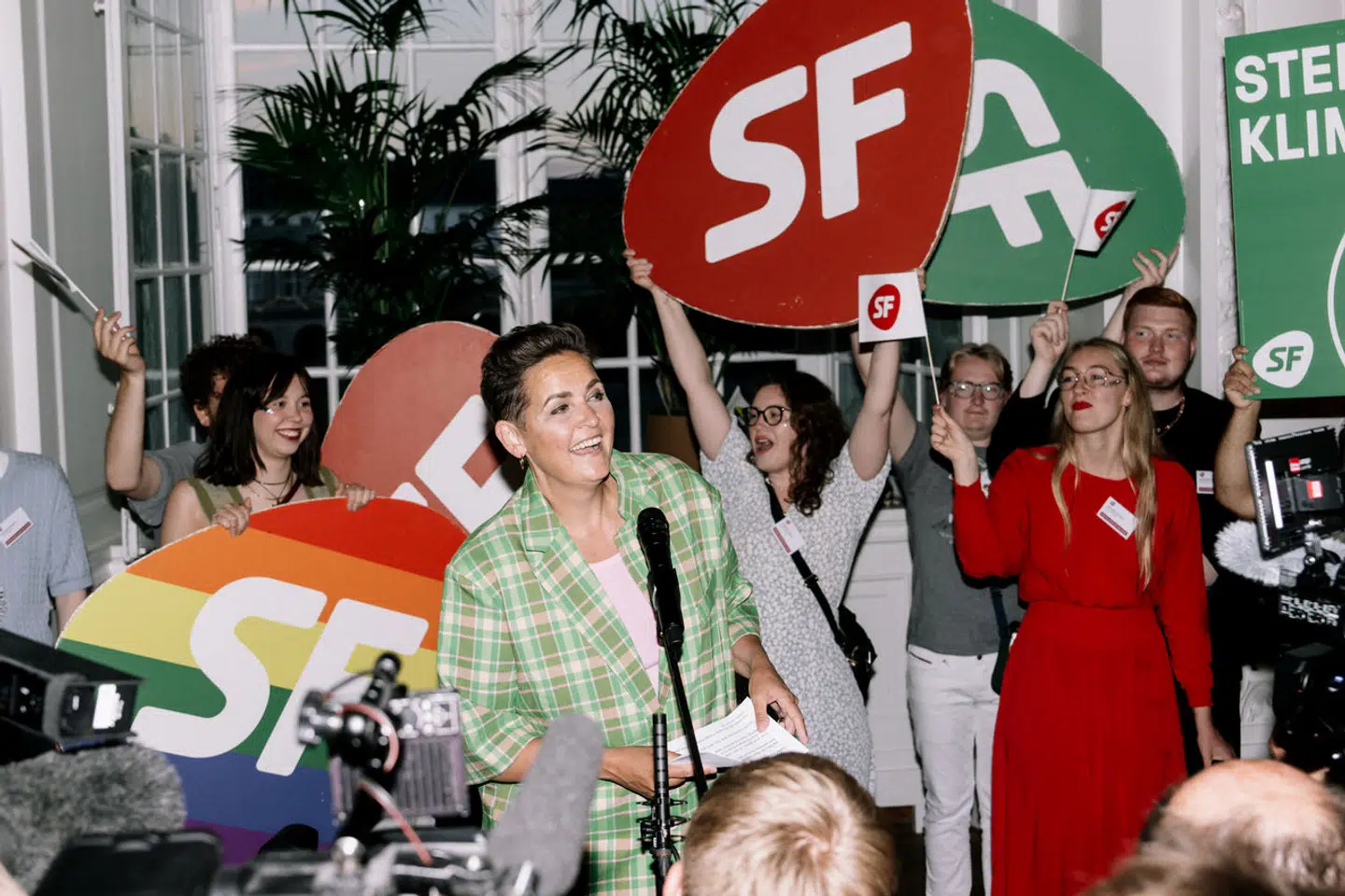 Mange vælgere er nervøse for Socialdemokratiets tendenser i retning af mere borgerlige dyder – blandt andet besparelser og nedskæringer i det offentlige – og giver så SF m.fl. deres stemmer, mener Flemming Bækkeskov.