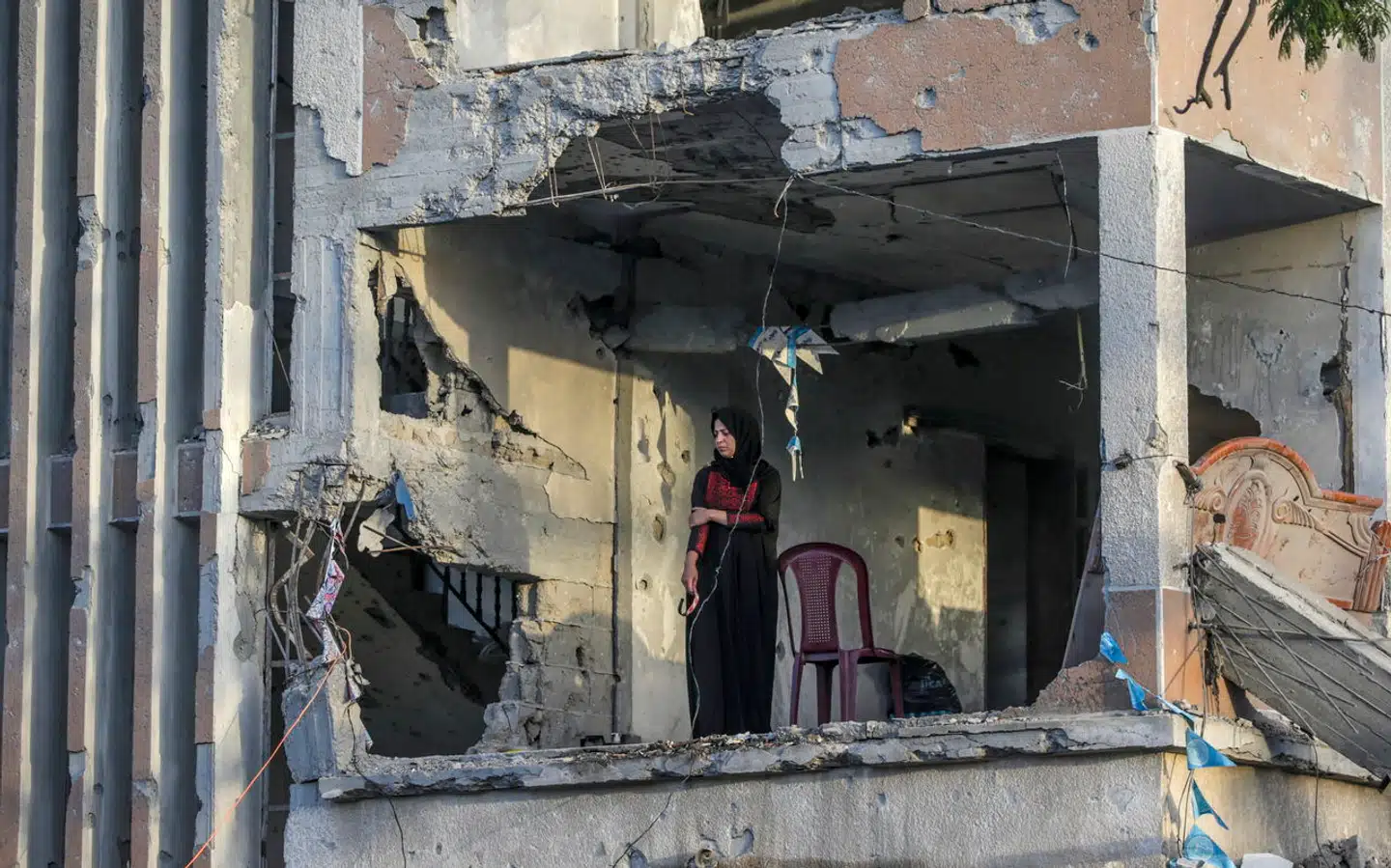 Byen Khan Younis i det sydlige Gaza er blevet ramt af israelske bombardementer gennem det meste af foråret. Kvinden på billedet kigger på sit ødelagt hjem forleden dag.