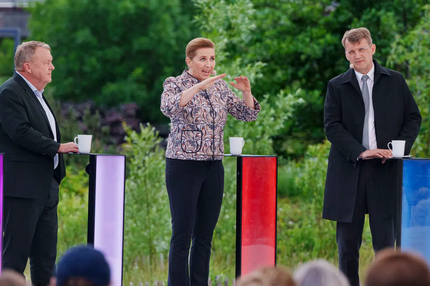 Statsminister Mette Frederiksen (S), udenrigsminister Lars Løkke Rasmussen (M) og forsvarsminister Troels Lund Poulsen (V) brygger på en plan, der skal vende de dårlige meningsmålinger.