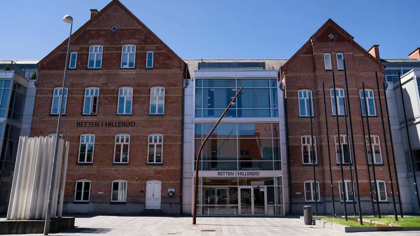 Ifølge politiets anklager skal den midaldrende lærer straffes med fængsel for at have haft samleje med den 16-årige pige, der var hans elev.