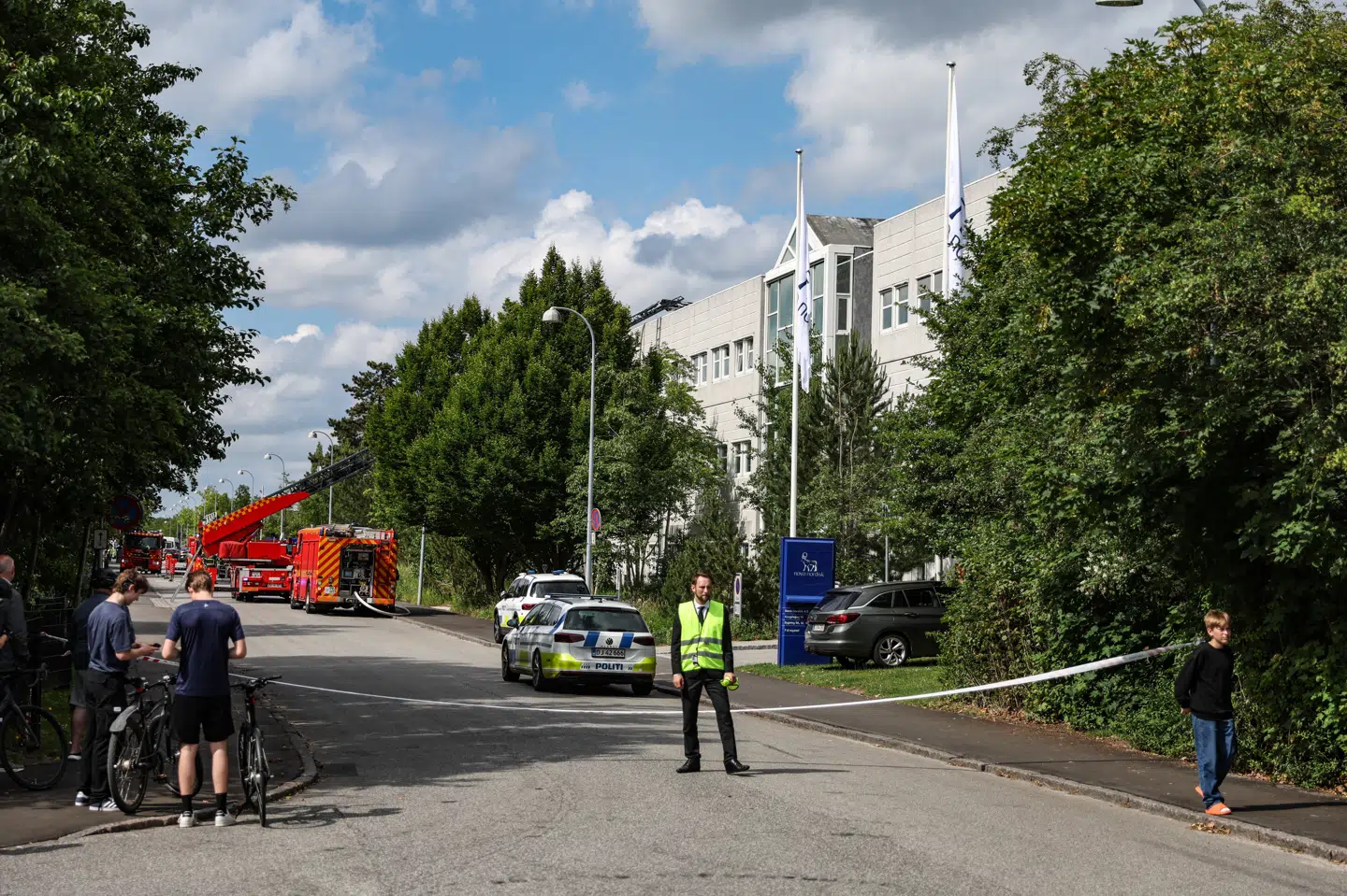 Politi og brandvæsen til stede ved en bygning ved Novo Nordisk på Krogshøjvej i Bagværd.