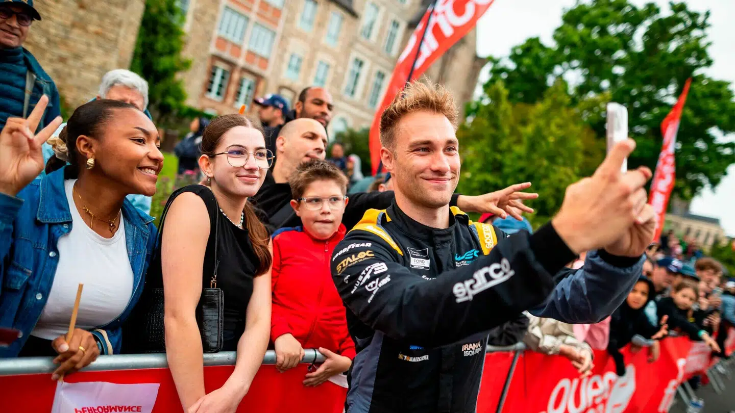 Mikkel O. Pedersen var populær blandt fansene ved paraden fredag før Le Mans.